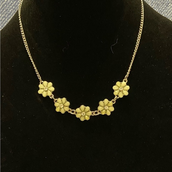 Charming Floral Necklace with Gold Tone - Picture 3 of 3